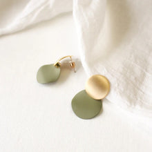 Load image into Gallery viewer, DANGLING EARRING | MATTE GOLD CIRCLE W/ COLOURED EPOXY ACCENTS. SAGE
