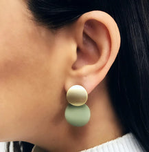 Load image into Gallery viewer, DANGLING EARRING | MATTE GOLD CIRCLE W/ COLOURED EPOXY ACCENTS. SAGE
