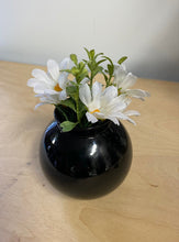 Load image into Gallery viewer, Vase black

